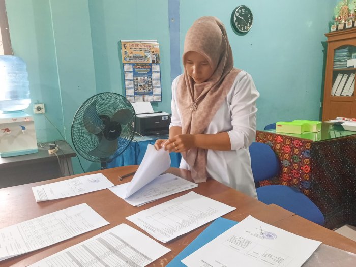 Demi Administrasi Tertib dan Transparan, Operator Bendahara MTsN 1 Bungo Siapkan LPJ dengan Maksimal Demi Administrasi Tertib dan Transparan, Operator Bendahara MTsN 1 Bungo Siapkan LPJ dengan Maksimal