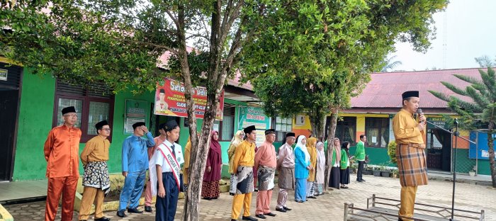 Guru MTsN 2 Bungo Kenakan Pakaian Adat Sambut HUT Bungo Guru MTsN 2 Bungo Kenakan Pakaian Adat Sambut HUT Bungo