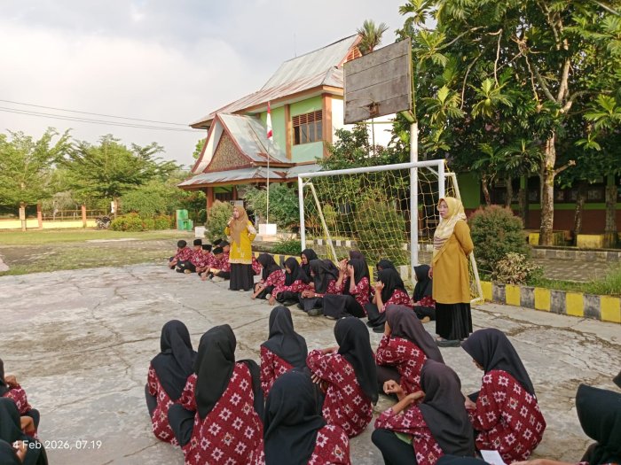 Arahan Inspiratif Ibu Syam Anggraini Warnai Muhadharoh Pagi MTsN 1 Bungo Arahan Inspiratif Ibu Syam Anggraini Warnai Muhadharoh Pagi MTsN 1 Bungo