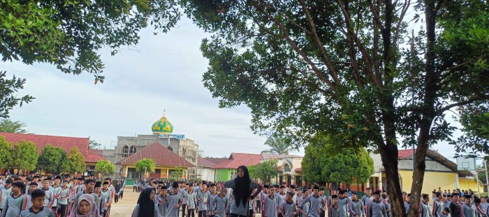 Bangun Kebugaran Siswa, MTsN 2 Bungo Gelar Senam Sehat Dipimpin VII F Bangun Kebugaran Siswa, MTsN 2 Bungo Gelar Senam Sehat Dipimpin VII F