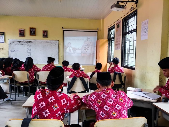 Hidupkan Sejarah, Siswa Kelas VIII B MTsN 1 Bungo Pelajari Kolonialisme Lewat Video Edukasi Hidupkan Sejarah, Siswa Kelas VIII B MTsN 1 Bungo Pelajari Kolonialisme Lewat Video Edukasi