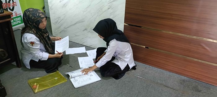 Persiapkan Kelulusan, Staf TU MTsN 2 Bungo Verifikasi Data DNS Siswa Kelas IX Persiapkan Kelulusan, Staf TU MTsN 2 Bungo Verifikasi Data DNS Siswa Kelas IX