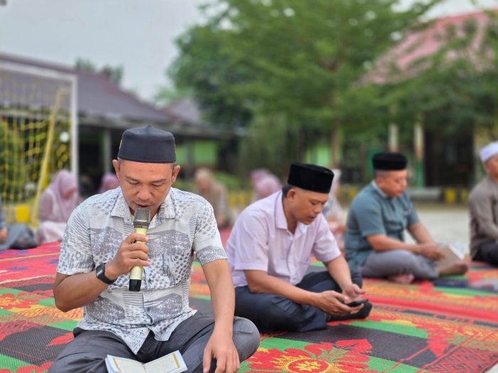 Khusyuk Mengawali Jumat Berkah, Wirid Yasin MTsN 1 Bungo Perkuat Keimanan dan Kebersamaan Warga Madrasah Khusyuk Mengawali Jumat Berkah, Wirid Yasin MTsN 1 Bungo Perkuat Keimanan dan Kebersamaan Warga Madrasah