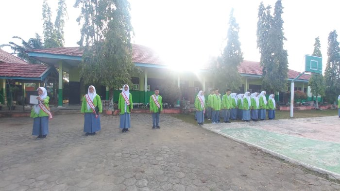 Della Juniza, Siswa MAN 2 Bungo yang Selalu Tampil Memukau Sebagai Pembawa Acara Upacara Bendera Della Juniza, Siswa MAN 2 Bungo yang Selalu Tampil Memukau Sebagai Pembawa Acara Upacara Bendera