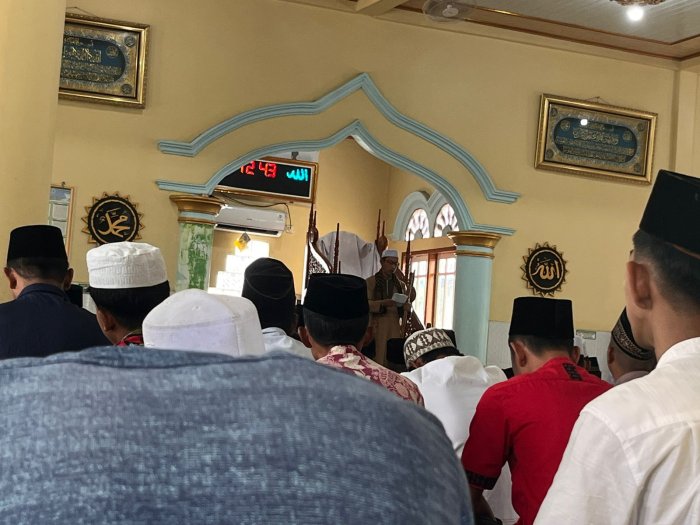 Kepala MIN 1 Muaro Jambi Menjadi Khatib Jumat di Masjid At-Taqwa Mudung Darat, Diikuti Bapak Majelis Guru dan Staf