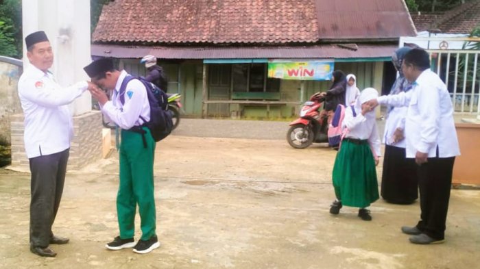 Sambutan Pagi di MIN 4 Tebo Ciptakan Suasana Ramah Sejak Gerbang Madrasah Sambutan Pagi di MIN 4 Tebo Ciptakan Suasana Ramah Sejak Gerbang Madrasah