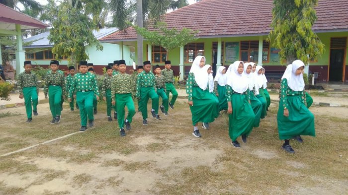 MIN 3 Tebo Gelar Pembiasaan Baris Berbaris dan Setoran Hafalan Lagu Wajib MIN 3 Tebo Gelar Pembiasaan Baris Berbaris dan Setoran Hafalan Lagu Wajib