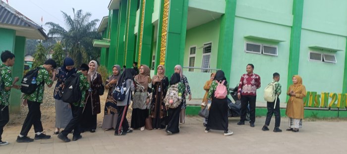 MTsN 2 Bungo Sambut Siswa-Siswi dengan Senyum dan Semangat Pagi di Gerbang Madrasah MTsN 2 Bungo Sambut Siswa-Siswi dengan Senyum dan Semangat Pagi di Gerbang Madrasah