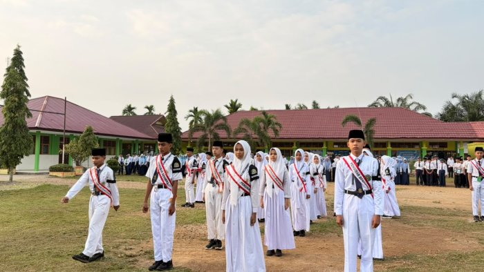 OSIM MTsN 1 Tebo Sukses Laksanakan Tugas Pengibar Bendera OSIM MTsN 1 Tebo Sukses Laksanakan Tugas Pengibar Bendera