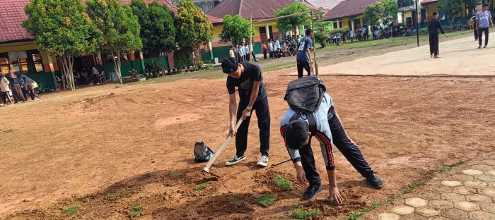 Penanaman Rumput untuk Penghijauan di MTsN 2 Bungo Penanaman Rumput untuk Penghijauan di MTsN 2 Bungo