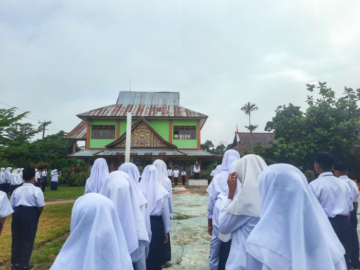 Pembina Upacara MTsN 1 Bungo Tekankan Pentingnya Adab dan Etika Peserta Didik