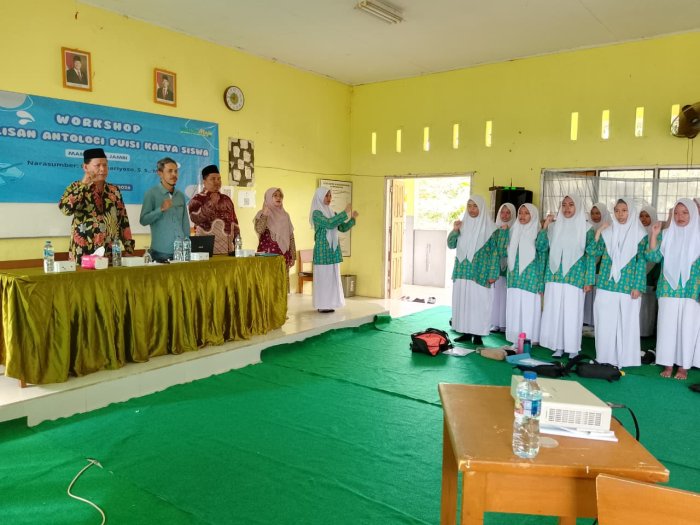 Workshop Antologi Puisi MAN 1 Kota Jambi Sukses Digelar, Siswa Antusias Berkarya Workshop Antologi Puisi MAN 1 Kota Jambi Sukses Digelar, Siswa Antusias Berkarya