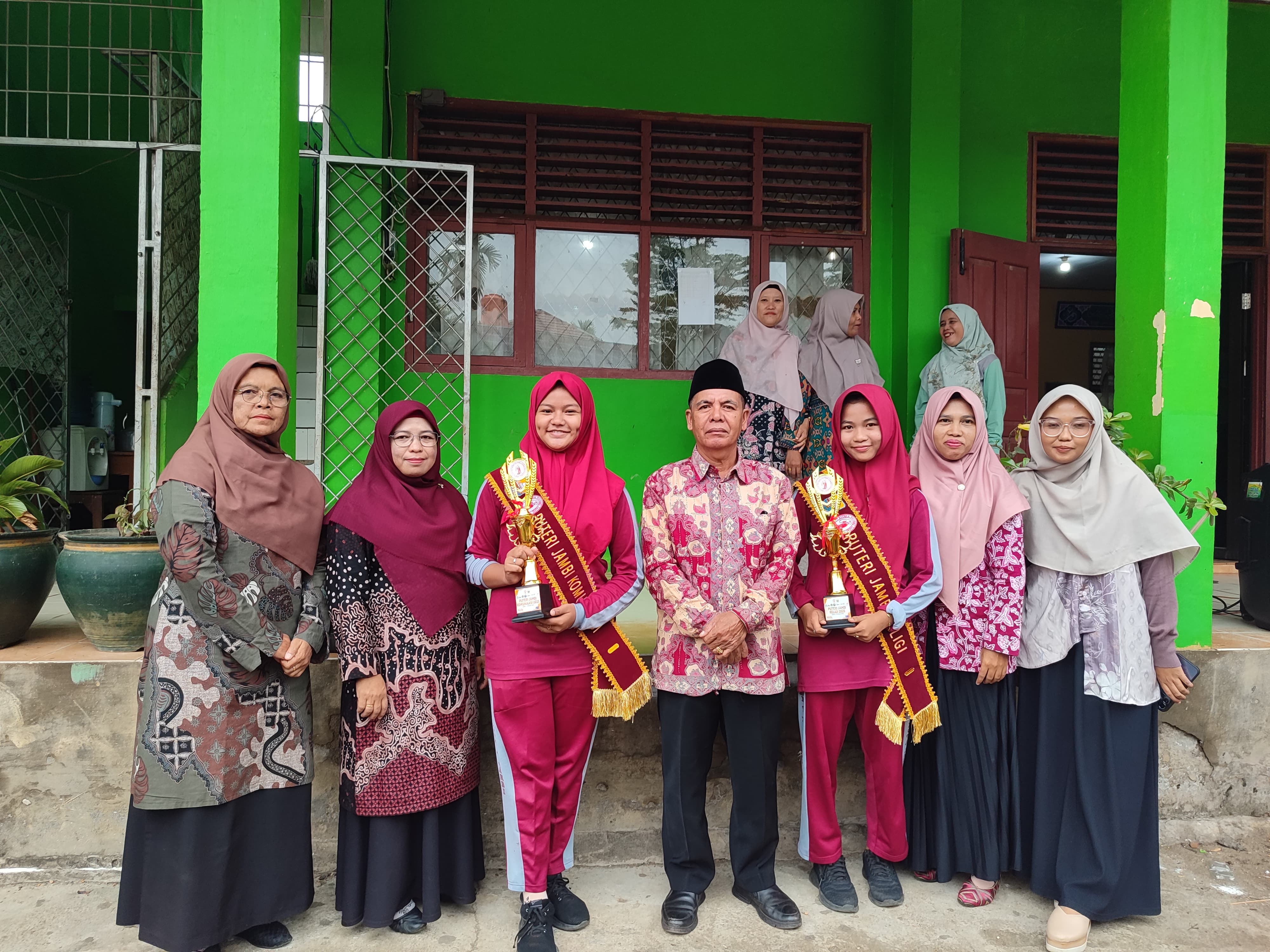 Woow...Amazing, Siswi MTs Negeri 1 Kota Jambi Raih Predikat Putra Putri Jambi