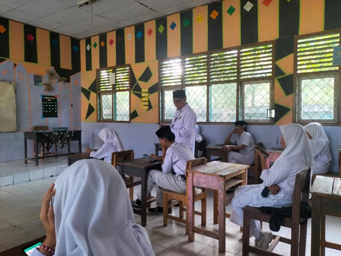 Kepala Madrasah MTsN 5 Tebo Tinjau Langsung Pelaksanaan Ujian Semester Kepala Madrasah MTsN 5 Tebo Tinjau Langsung Pelaksanaan Ujian Semester