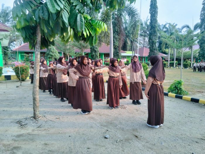 Latihan Keterampilan Baris Berbaris, Wadah Emas Pembentukan Karakter Siswa MIN 3 Tebo Latihan Keterampilan Baris Berbaris, Wadah Emas Pembentukan Karakter Siswa MIN 3 Tebo