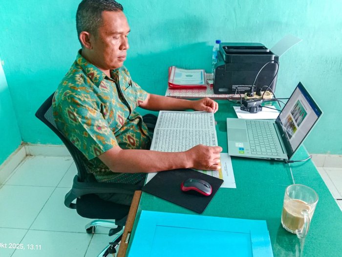 Waka Kesiswaan MTsN 1 Bungo Istiqamah Lakukan Murojaah di Tengah Kesibukan Madrasah Waka Kesiswaan MTsN 1 Bungo Istiqamah Lakukan Murojaah di Tengah Kesibukan Madrasah