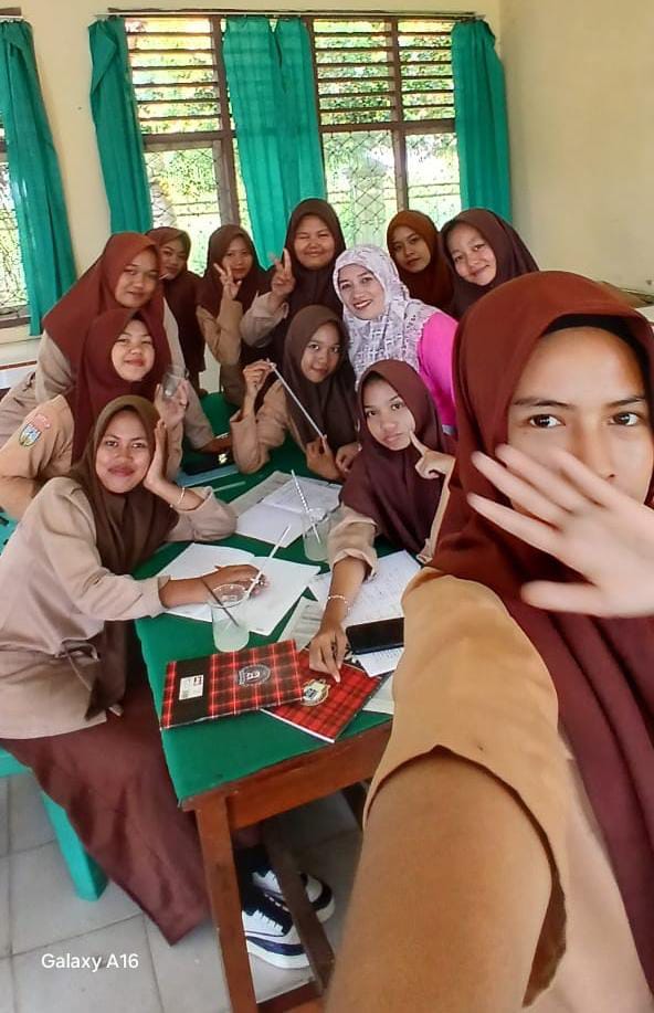 Siswa Kelas XI B Antusias Ikuti Pratikum Kimia Siswa Kelas XI B Antusias Ikuti Pratikum Kimia