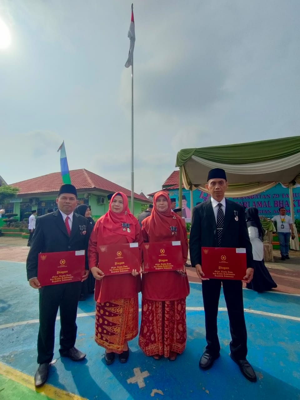Enam Guru MAN 2 Kota Jambi Raih Penghargaan Satyalencana Karya Satya di HAB 2025