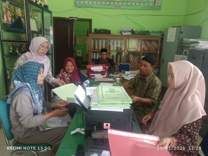 Pelayanan Penerimaan Murid Baru MTsNegeri 1 Kota Jambi Utamakan Senyum dan Budaya BERAKHLAK