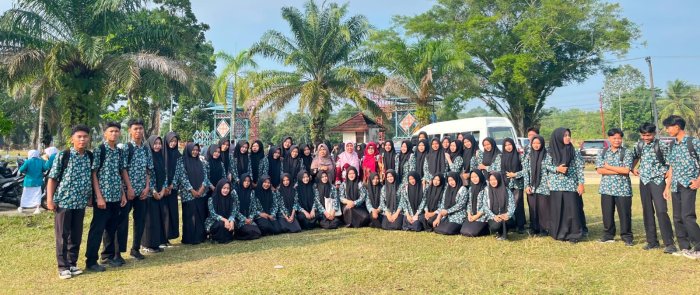 Kepala MAN 2 Bungo Bersama Guru dan Siswa Ikuti Sosialisasi Akbar Pencegahan IRET, TPP, dan Bahaya Narkoba Kepala MAN 2 Bungo Bersama Guru dan Siswa Ikuti Sosialisasi Akbar Pencegahan IRET, TPP, dan Bahaya Narkoba