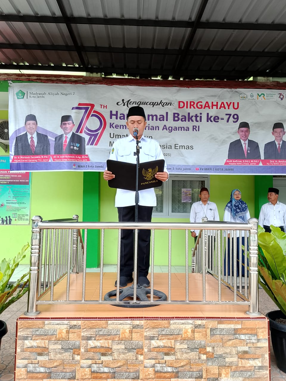 Kepala MAN 2 Kota Jambi Tegaskan Empat Nilai Pokok dalam Upacara Bendera Kepala MAN 2 Kota Jambi Tegaskan Empat Nilai Pokok dalam Upacara Bendera