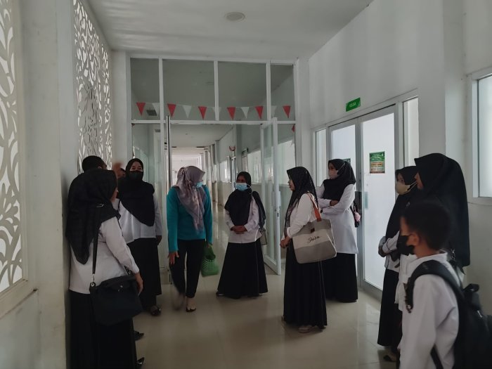 Wujud Kepedulian dan Kebersamaan, Keluarga Besar MTsN 1 Batang Hari Besuk Ibu Santhi Wahyuni yang Tengah Dirawat