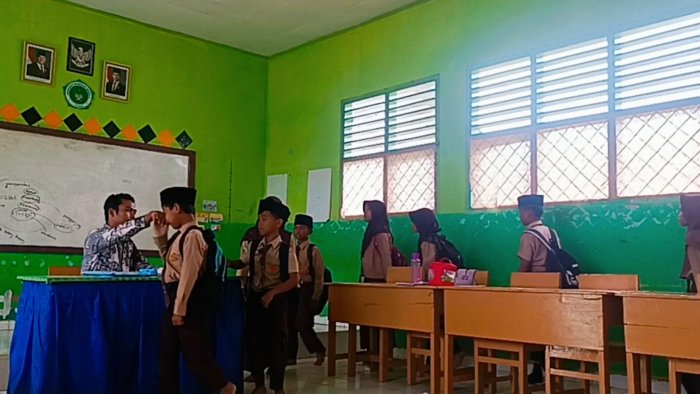 Budaya Antre Mulai Tumbuh di Kelas 5B MIN 4 Tebo, Sederhana tapi Bermakna Budaya Antre Mulai Tumbuh di Kelas 5B MIN 4 Tebo, Sederhana tapi Bermakna
