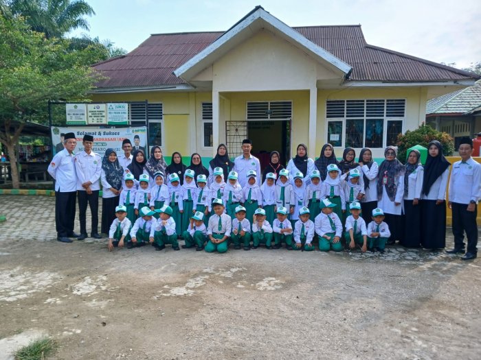 Tampil Kompak dengan Seragam Baru, Kepala MIN 1 Muaro Jambi dan Majelis Guru Foto Bersama Siswa