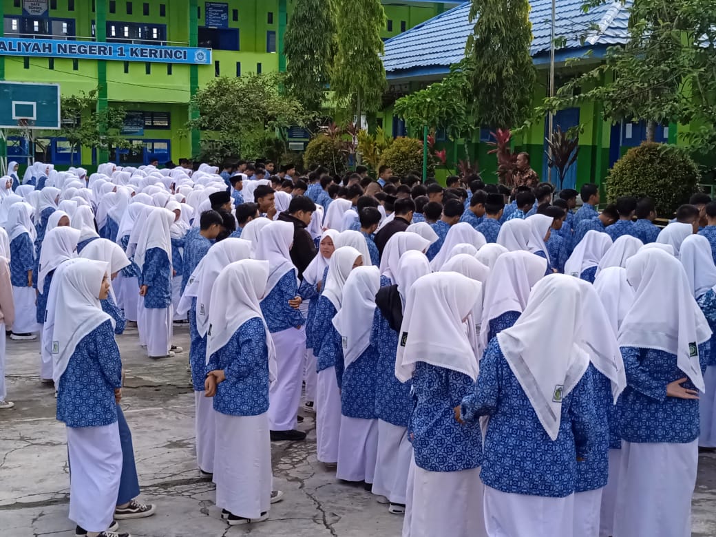 Sebelum Memulai Pembelajaran, Waka Kurikulum MAN 1 Kerinci Berikan arahan