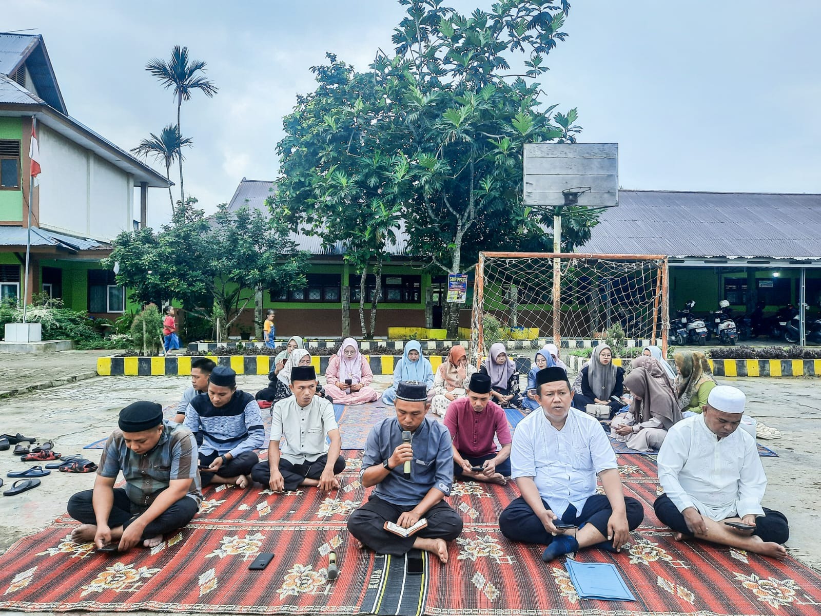 Menyambut Bulan Suci Ramadhan 1446 H, MTsN 1 Bungo Lakukan Tradisi ini! Menyambut Bulan Suci Ramadhan 1446 H, MTsN 1 Bungo Lakukan Tradisi ini!