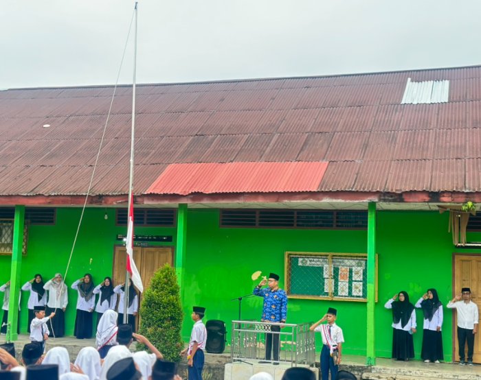 Upacara Bendera Hari Ini Tekankan Adab dan Tanggung Jawab Siswa Upacara Bendera Hari Ini Tekankan Adab dan Tanggung Jawab Siswa