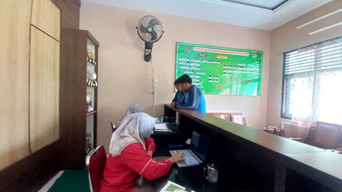 Siswa Kelas XII MAN 2 Bungo, Reza dan Denis, Lengkapi Administrasi dengan Tertib dan Tanggung Jawab Siswa Kelas XII MAN 2 Bungo, Reza dan Denis, Lengkapi Administrasi dengan Tertib dan Tanggung Jawab
