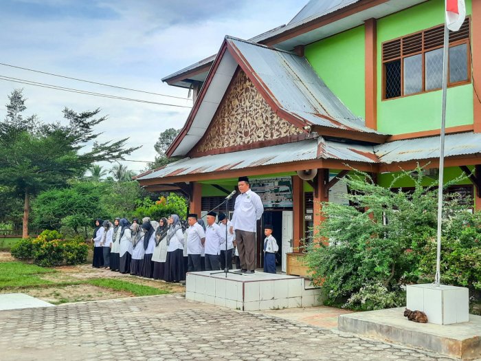 Tumbuhkan Cinta dalam Belajar: Pesan Menginspirasi dari Pembina Upacara MTsN 1 Bungo Tumbuhkan Cinta dalam Belajar: Pesan Menginspirasi dari Pembina Upacara MTsN 1 Bungo