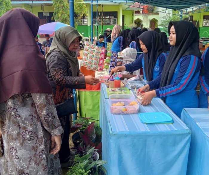 Kepala MAN 2 Bungo Tinjau Bazar Porseka, Apresiasi Kreativitas dan Kemandirian Siswa Kepala MAN 2 Bungo Tinjau Bazar Porseka, Apresiasi Kreativitas dan Kemandirian Siswa
