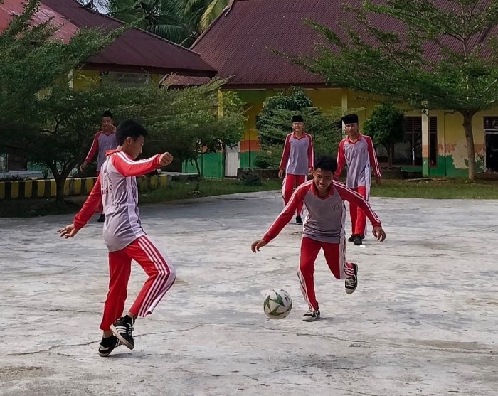 Isi Waktu Istirahat, Siswa MTsN 1 Bungo Jalin Kebersamaan Lewat Permainan Sepak Bola Isi Waktu Istirahat, Siswa MTsN 1 Bungo Jalin Kebersamaan Lewat Permainan Sepak Bola