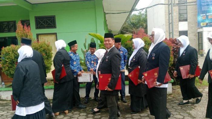 Guru MIN 3 Tebo Menerima Penghargaan Satyalencana dari Pemerintah Republik Indonesia Guru MIN 3 Tebo Menerima Penghargaan Satyalencana dari Pemerintah Republik Indonesia