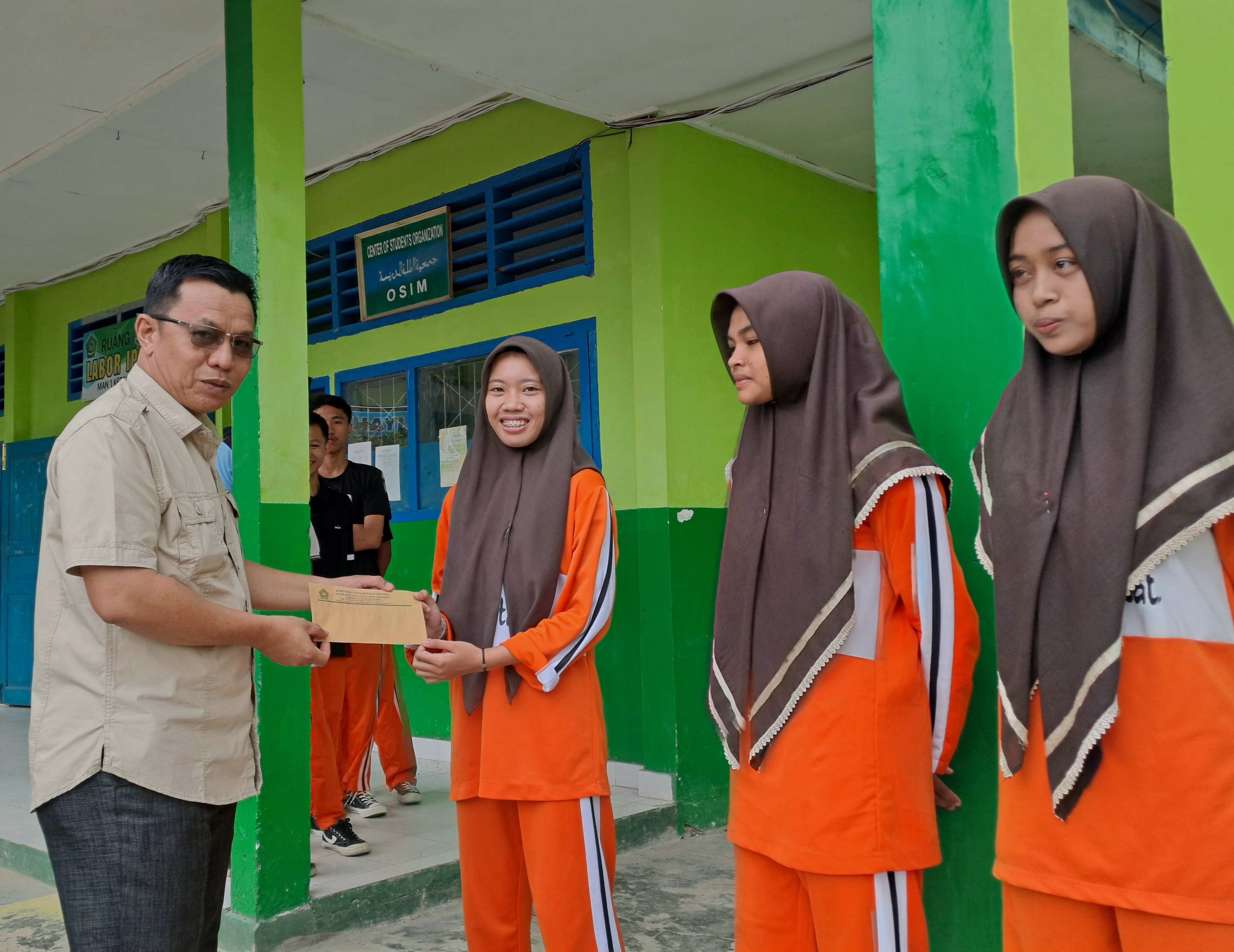 Siap berjuang mengharumkan madrasah. 3 siswa MAN 1 Kerinci ikuti POPDA tingkat provinsi tahun 2024 Siap berjuang mengharumkan madrasah. 3 siswa MAN 1 Kerinci ikuti POPDA tingkat provinsi tahun 2024