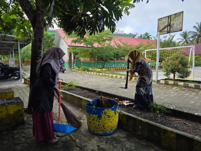 Gotong Royong Penuh Semangat: Sinergi Guru Piket dan Staf Percantik Lingkungan Madrasah