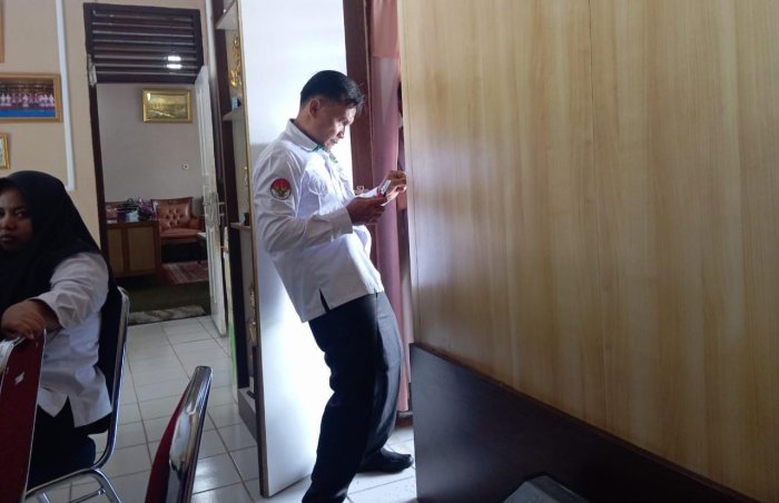 Bapak Indra Pramubakti Lakukan Perbaikan Pintu PTSP MAN 2 Bungo Bapak Indra Pramubakti Lakukan Perbaikan Pintu PTSP MAN 2 Bungo