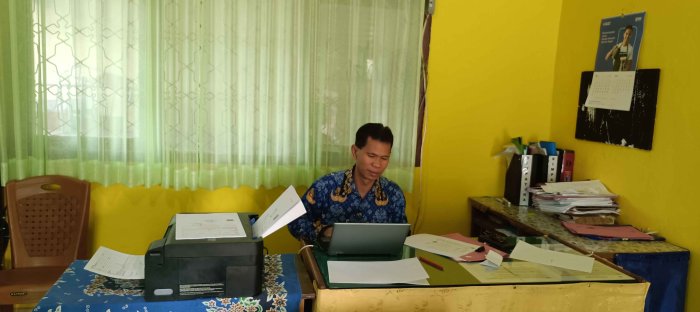 Guru Mata Pelajaran MTsN 2 Bungo Sibuk Mengisi RDM Jelang Akhir Semester