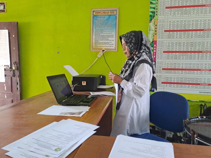 Penuh Konsentrasi: Guru Fiqih MTsN 1 Bungo Turut Sibuk Rampungkan Materi Soal PTS Penuh Konsentrasi: Guru Fiqih MTsN 1 Bungo Turut Sibuk Rampungkan Materi Soal PTS