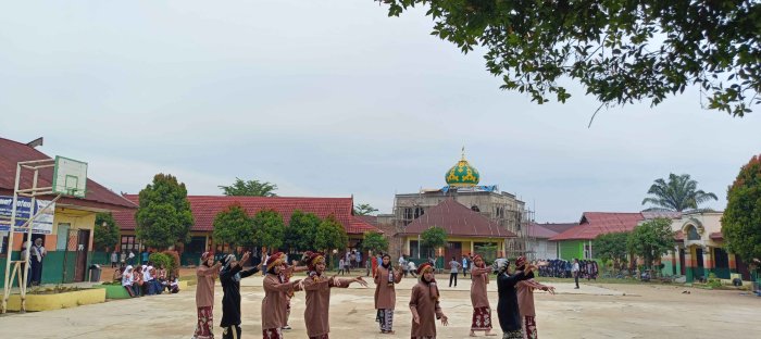Siswa MTsN 2 Bungo Tampilkan Tari Tradisional di Lapangan