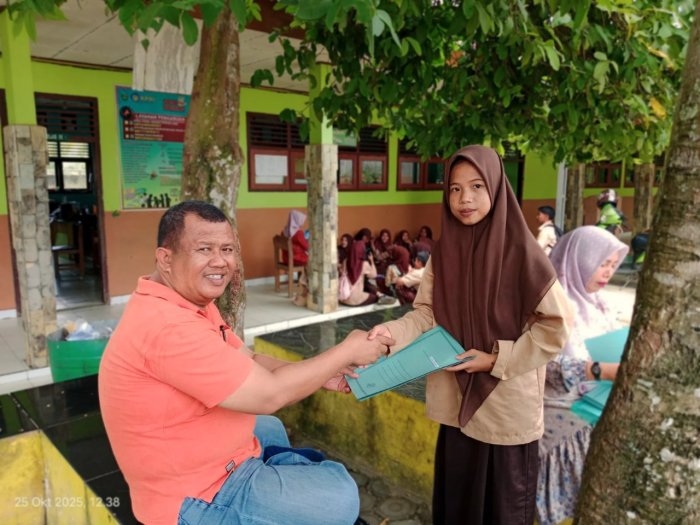 Audy Rahayu Raih Predikat Terbaik di Kelas VIII A MTsN 1 Bungo