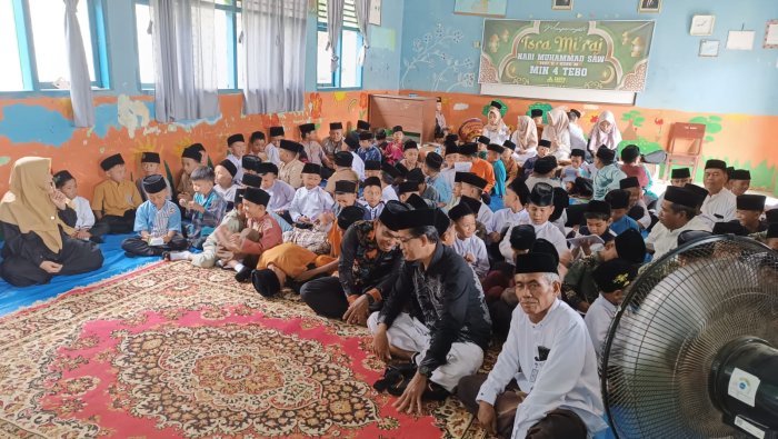 Refleksi Pasca Isra Mikraj: Membaur, Mencatat, dan Semangat Kolaborasi Warga MIN 4 Tebo