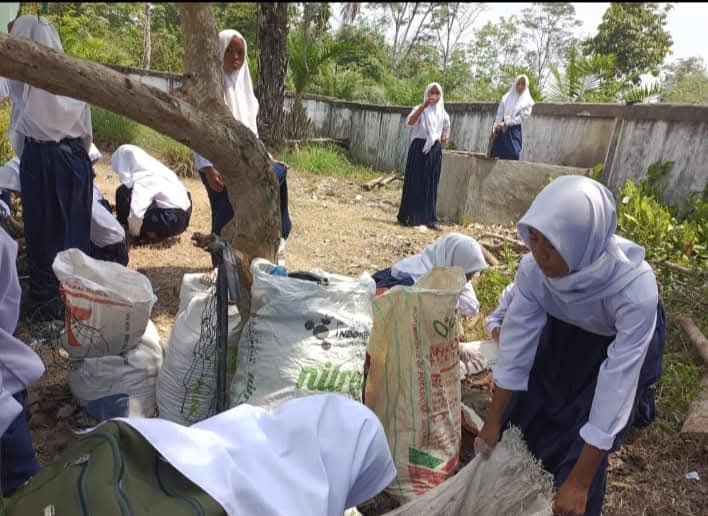 Mengolah Sampah Organik Menjadi Kompos Mengolah Sampah Organik Menjadi Kompos