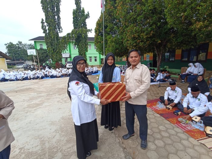Mahasiswa PPLK IAI Yasni Bungo Berikan Cendera Mata ke MTsN 2 Bungo Mahasiswa PPLK IAI Yasni Bungo Berikan Cendera Mata ke MTsN 2 Bungo