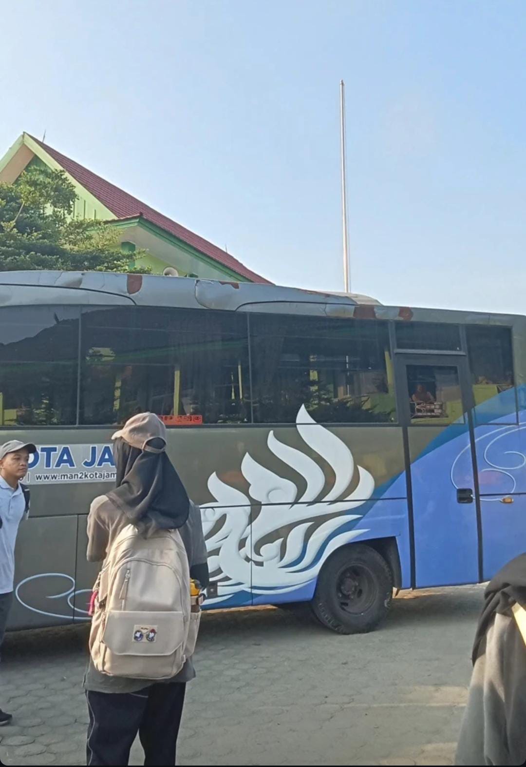 Kendaraan Taktis MAN 2 Kota Jambi: Bis Abu-Abu untuk Kontingen Sekolah Kendaraan Taktis MAN 2 Kota Jambi: Bis Abu-Abu untuk Kontingen Sekolah