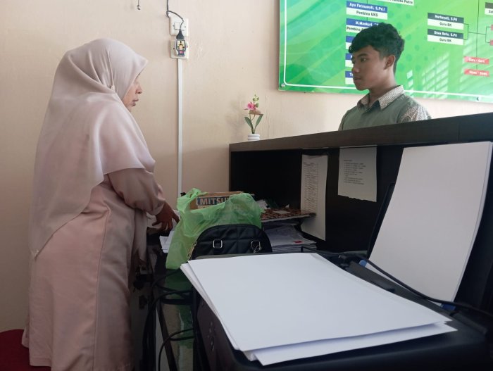Pelayanan Prima Operator EMIS MAN 2 Bungo Bantu Siswa Pindahan Meski Berkas Belum Lengkap Pelayanan Prima Operator EMIS MAN 2 Bungo Bantu Siswa Pindahan Meski Berkas Belum Lengkap