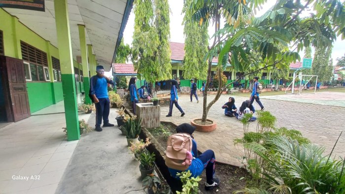 Siswa Gotong Royong Bersihkan Kelas dan Halaman Jelang Ujian Hari Senin Siswa Gotong Royong Bersihkan Kelas dan Halaman Jelang Ujian Hari Senin