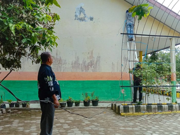 Peningkatan Layanan! Kepala MTsN 1 Bungo Ganti Kabel Aliran Listrik Demi Kelancaran Pembelajaran